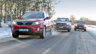 Asiaten im Voll-SUV