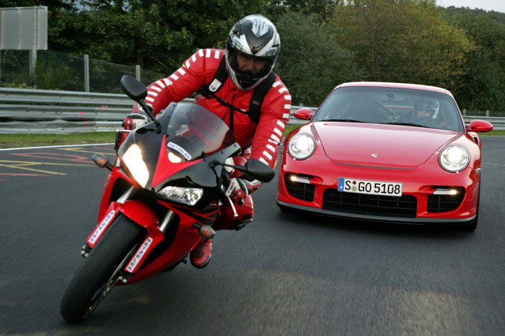 Porsche 911 GT2 gegen Honda CBR 1000 RR