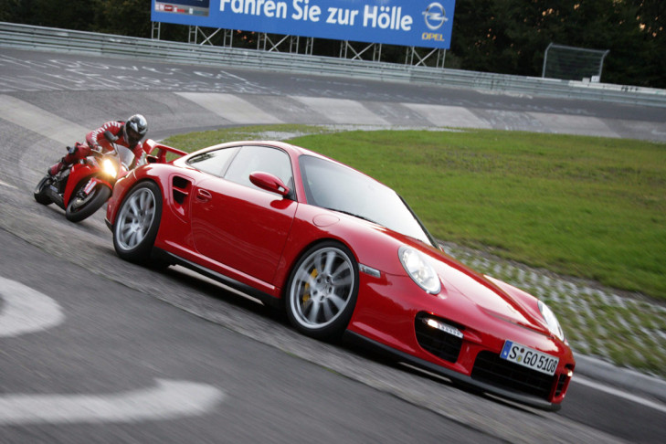 Porsche 911 GT2 gegen Honda CBR 1000 RR
