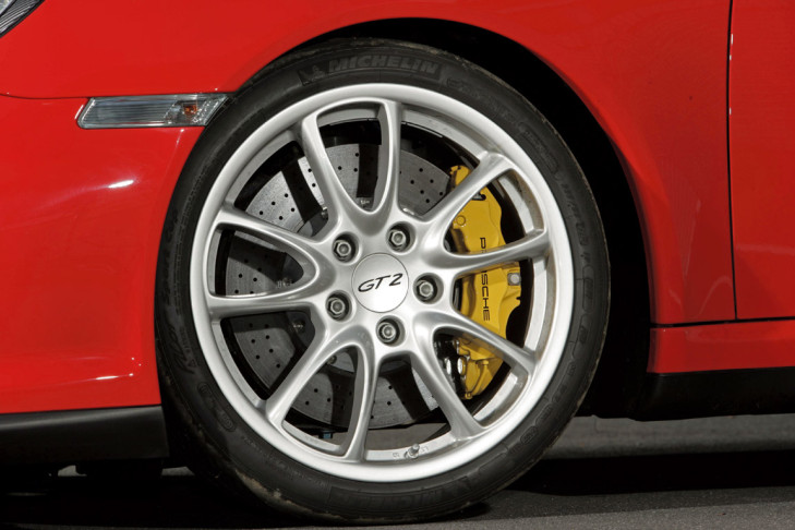 Porsche 911 GT2 gegen Honda CBR 1000 RR