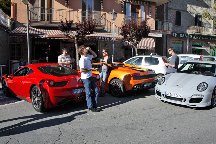 Lamborghini Gallardo LP 550-2 Valentino Balboni, den Ferrari 458 Italia und den Porsche 911 Sport Classic