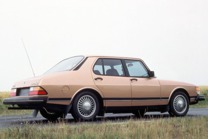 Saab 900 Turbo Sedan
