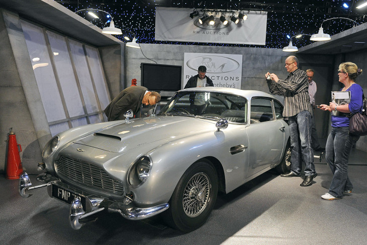 Versteigert Aston Martin Von James Bond Bilder