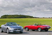 Video: Jaguar E-Type gegen Jaguar XKR