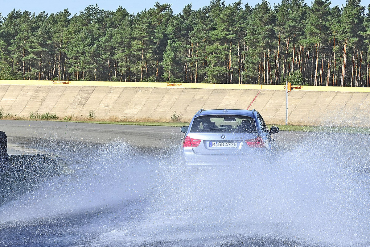 Kurven-Aquaplaning-Test