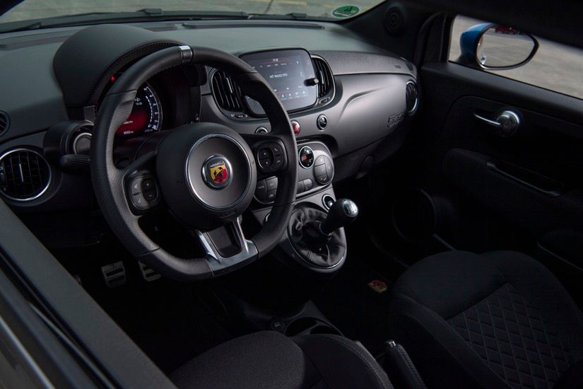 Alles im Cockpit ist auf den Fahrer zugeschnitten. Abarth legt viel Wert auf perfekte Ergonomie