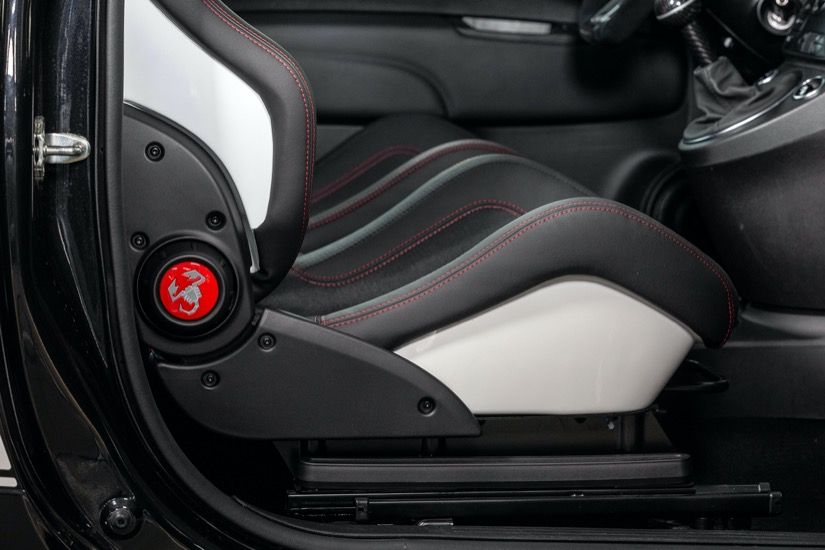 Den Abarth 695 Esseesse gibt es mit Rennsport-Schalensitzen von Sabelt®. Sie geben Fahrer und Beifahrer auch in schnellen Kurven optimalen Halt