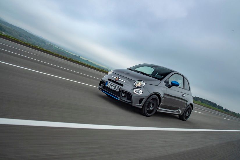 Der Abarth 595 bietet eine Menge Adrenalin für Einsteiger. Mit 121 kW (165 PS)<sup>2</sup> liefert der kompakte Athlet eine Menge Power<br><sup>2</sup> Kraftstoffverbrauch Abarth 595 (l/100 km) nach WLTP<sup>*</sup>: kombiniert 7,7; CO<sub>2</sub>-Emissionen (g/km): kombiniert 171.