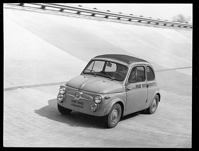 Auch bei Rekordfahrten traten die kleinen Abarth auf Basis des Fiat 500 an, wie hier im Autodromo di Monza
