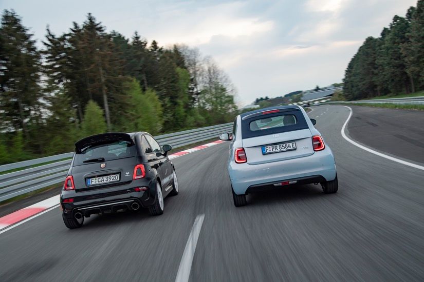 Maximales Drehmoment lässt den Fiat 500 Elektro flott starten, doch dann holt der 695 Esseesse mächtig auf. Dennoch beweist der Elektro-Antrieb eine Menge Potenzial