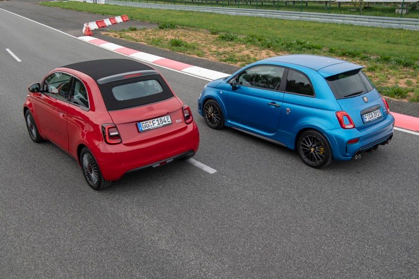 Auch der sportliche Abarth 595&nbsp;Competizione tritt auf der Rennpiste gegen den Fiat 500 Elektro an. Noch ist er das spürbar sportlichere Auto  kein Wunder, schließlich ist der Fiat 500 Elektro als komfortables Gefährt für den Stadtverkehr konzipiert