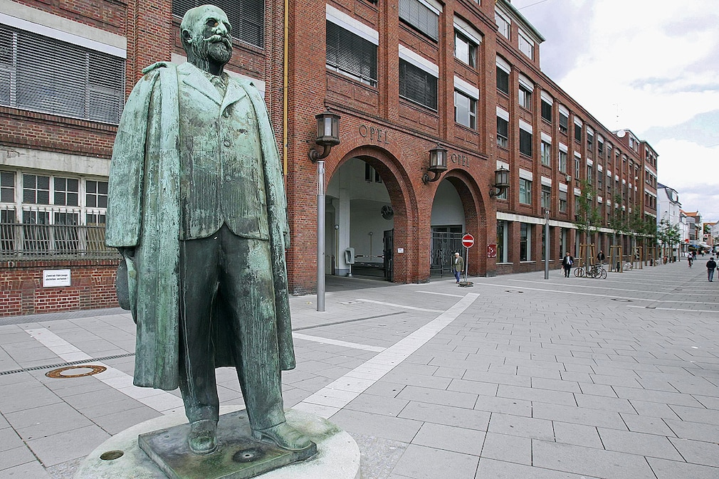 Adam-Opel-Statue vor dem Hauptportal des historischen Opelwerks im Zentrum von Rüsselsheim
