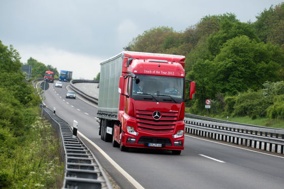 Mercedes Actros bei Bergabfahrt
