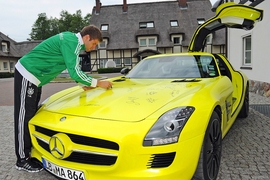 Mercedes SLA AMG E-Cell wird vom DFB-Team signiert