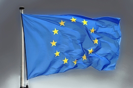 EU-Flagge vor dunklem Himmel