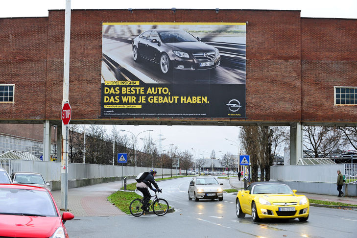 Insignia-Werbung am Opel-Werk in Rüsselsheim