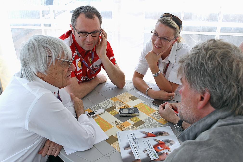 v.li.Bernie Ecclestone (GBR) CEO Formula One Group (FOM) and Stefano Domenicali (ITA) Ferrari General Director Redakteurin Bianca Garloff Redakteur Ralf Bach