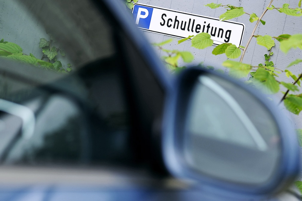 Ein Schild weist am Dienstag (19.06.2012) vor einer Schule in Köln auf einen für die Schulleitung reservierten Parkplatz hin