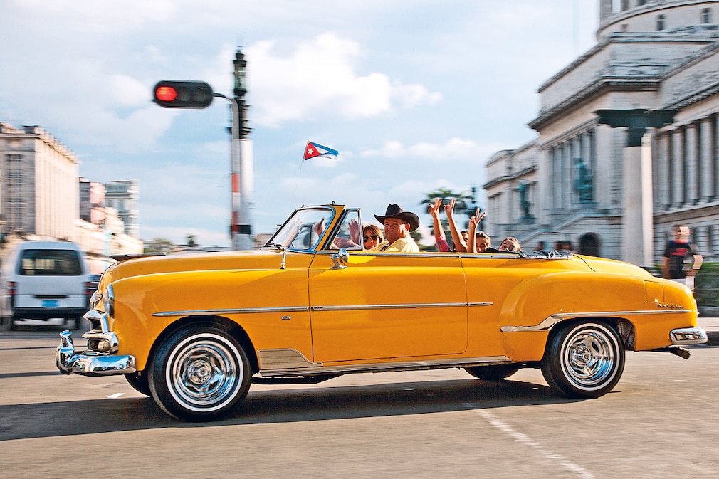 Oldie Taxi vor dem Capitol in Havanna