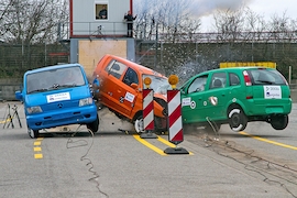 DEKRA Baustellen-Crashtest Gegenverkehrsunfall im Bereich einer Verschwenkung