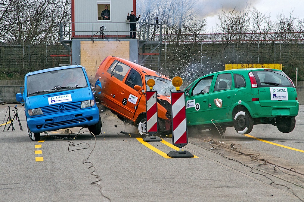 DEKRA  Baustellen-Crashtest  Gegenverkehrsunfall im Bereich einer Verschwenkung