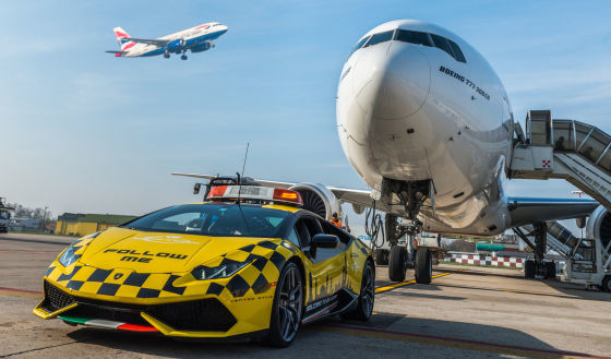 Flughafenfahrzeuge: Der Follow-Me-Wagen