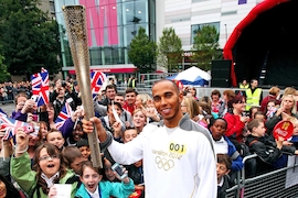 Lewis Hamilton mit olympischer Fackel