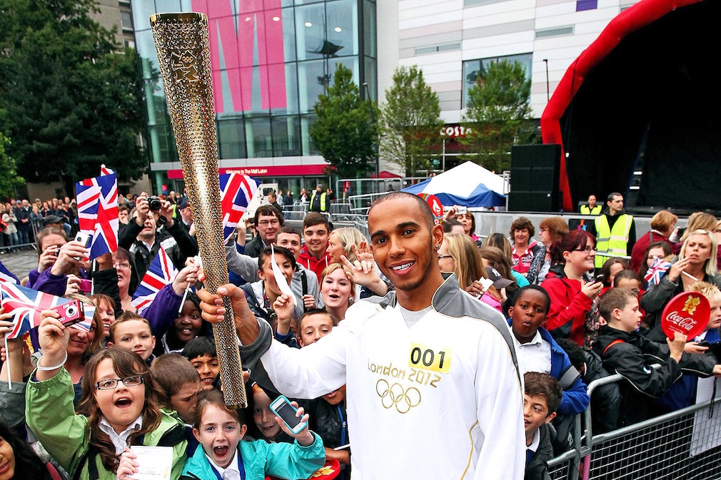 Lewis Hamilton mit olympischer Fackel