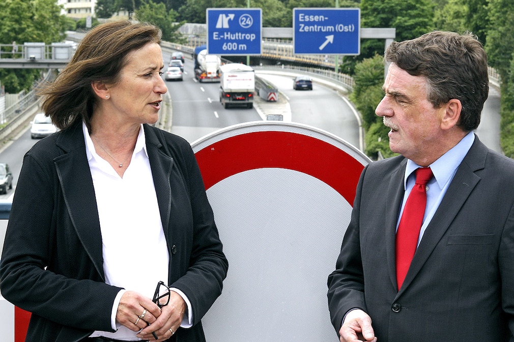 Der nordrhein-westfälische Verkehrsminister Michael Groschek (r, SPD) und die Projektleiterin von Straßen-NRW, Annegret Schaber, unterhalten sich am Freitag (06.07.2012) auf einer Brücke über der A40 in Essen