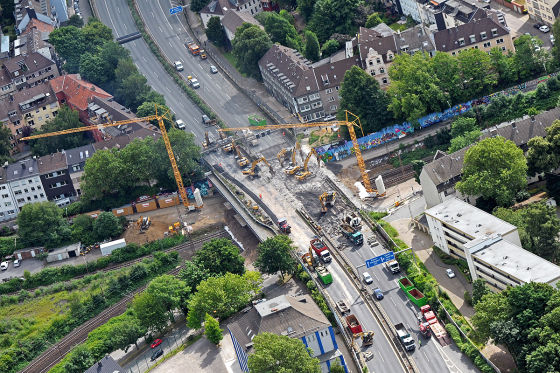 Auf der voll gesperrten Autobahn 40 haben am Samstag (07.07.2012) in Essen die Sanierungsarbeiten angefangen 