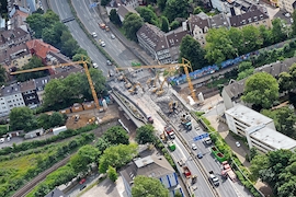 Auf der voll gesperrten Autobahn 40 haben am Samstag (07.07.2012) in Essen die Sanierungsarbeiten angefangen