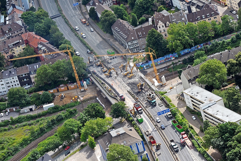 Auf der voll gesperrten Autobahn 40 haben am Samstag (07.07.2012) in Essen die Sanierungsarbeiten angefangen