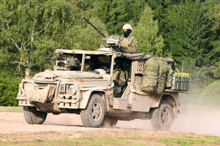 Angehˆrige des Kommando Spezialkr‰fte KSK Vom Aufklärungs- und Gefechtsfahrzeug (AGF) Serval wurden 21 Fahrzeuge für das KSK beschafft. Das Fahrzeug basiert auf dem Mercedes G Model. Es ist mit zwei MG3 im Kaliber 7,62 mm und einem schweren MG M2 im Kaliber 12,7 mm bestückt. Die Besatzung des AGF Serval besteht aus vier Soldaten.