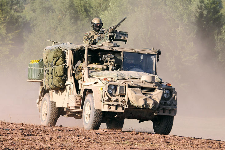 Angehˆrige des Kommando Spezialkr‰fte KSK Vom Aufklärungs- und Gefechtsfahrzeug (AGF) Serval wurden 21 Fahrzeuge für das KSK beschafft. Das Fahrzeug basiert auf dem Mercedes G Model. Es ist mit zwei MG3 im Kaliber 7,62 mm und einem schweren MG M2 im Kaliber 12,7 mm bestückt. Die Besatzung des AGF Serval besteht aus vier Soldaten.
