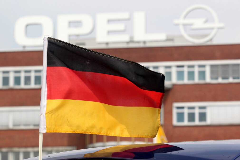 Opel Logo mit Deutschlandflagge