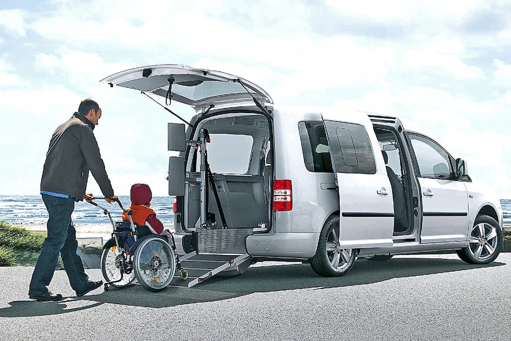 Umgerüsteter VW Caddy Maxi mit Rollstuhlfahrer