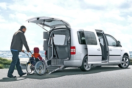Umgerüsteter VW Caddy Maxi mit Rollstuhlfahrer