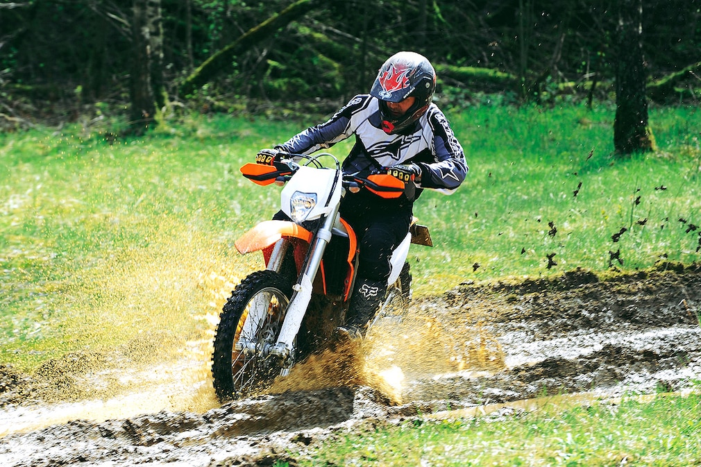 KTM 350 EXC-F gegen Land Rover Defender 110 Station