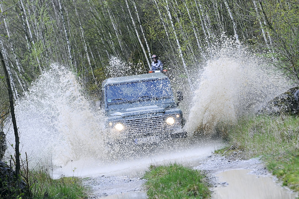 KTM 350 EXC-F gegen Land Rover Defender 110 Station