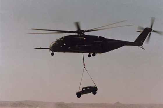 Humvee am Helikopter
