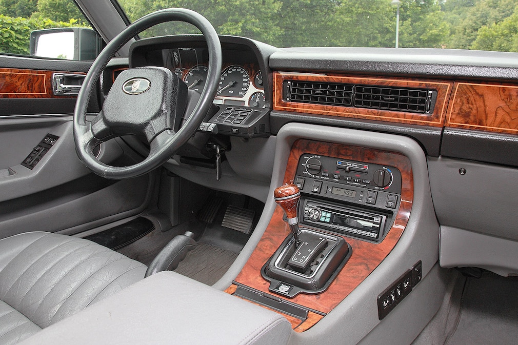 Jaguar XJ40