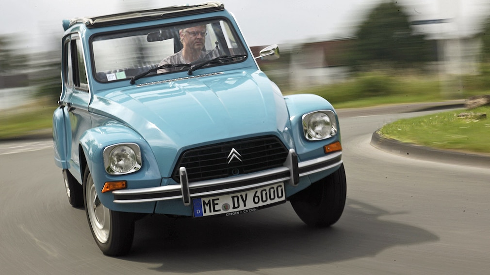 Citroen Dyane 6 fahrend von vorn