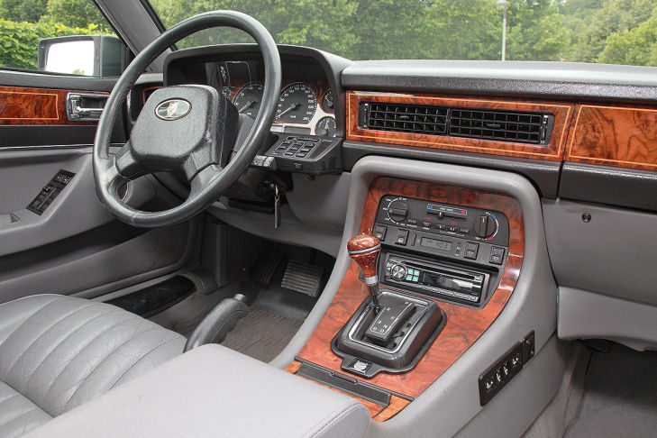 Jaguar XJ40