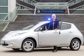 Polizeipräsident Wolfgang Kopitzsch mit dem Nissan Leaf