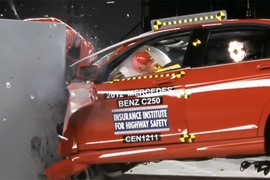 Mercedes C-Klasse im US-Crashtest August 2012