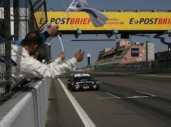 Bruno Spengler wurde von den Technikern im Ziel jubelnd empfangen