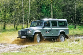 KTM 350 EXC-F gegen Land Rover Defender 110 Station