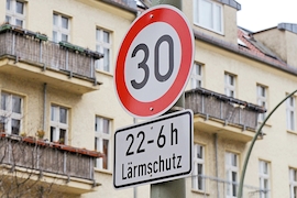 Verkehrschild Tempo 30 22-6 Uhr