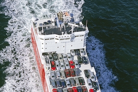 Automontage auf dem Wasser