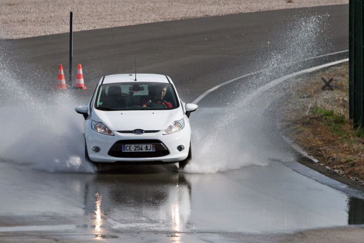 Nässe: Aquaplaning/Kurven-Aquaplaning